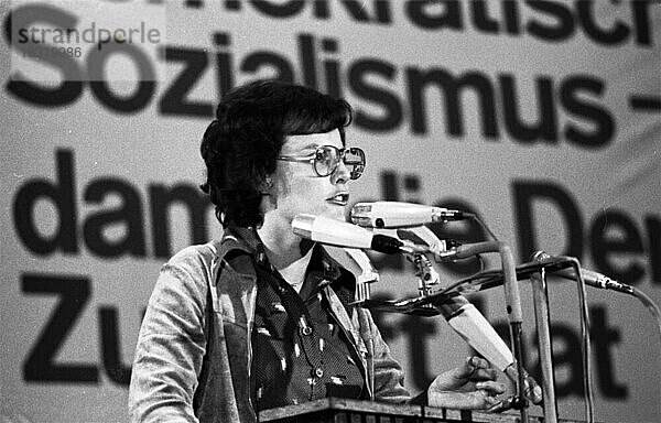 Der Bundeskongress der Jungsozialisten in der SPD (Jusos) am 26.03.1976 in Dortmund.Heidemarie Wieczorek-Zeul am Rednerpult