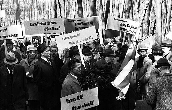 Karfreitag 1945 war der Wald im Rombergpark ein Ort des Verbrechens. Das Gedenken an die NS-Verbrechen hier am 23. 3. 1967 in Dortmund Bittermark eine Demonstration gegen Neonazismus  Deutschland  Europa