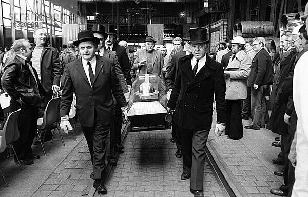 Den letzten Abguss des Stahlwerks Suedwestfalen in Hagen benutzten die Arbeiter und Angestellten zu einem demonstrativen Protest zum Verlust ihrer Arbeitsplaetze beim Stahlwerk am 31.03.1976  Deutschland  Europa
