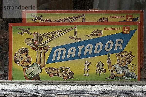Alte Matador Baukastenverpackungen der 1950er Jahre in einem Schaufenster  Lüneburg  Niedersachsen  Deutschland  Europa