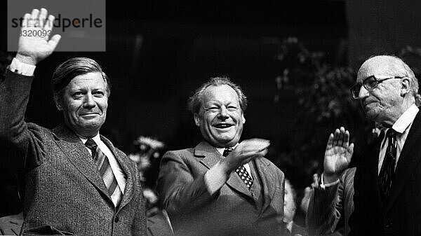 Eine Wahlkundgebung der Sozialdemokratischen Partei Deutschlands (SPD) am 23.4.1975 in der Dortmunder Westfalenhalle.Helmut Schmidt  Willy Brandt  Heinz Kuehn von links  Deutschland  Europa