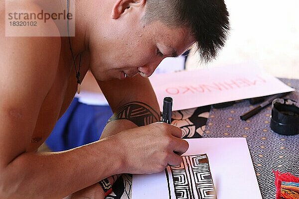 Indigenes Volk  Mann des Urvolkes Mehinako (Xingu) bei der Herstellung traditioneller Grafikkunst  Pernambuco  Brasilien  Südamerika