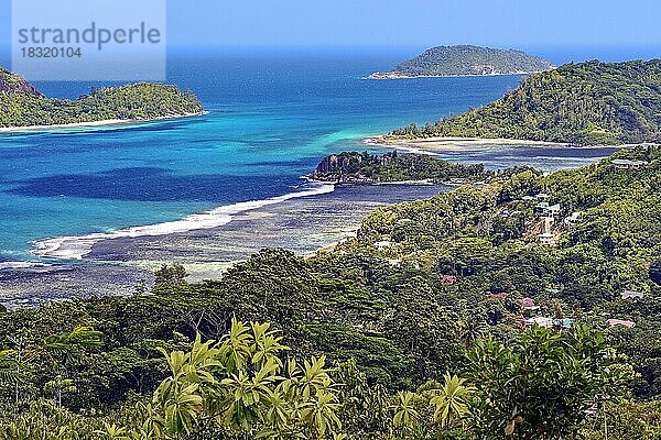 Ausblick auf Strand und Bucht von Port Glaud  Insel Mahe  Westküste  Seychellen  Afrika