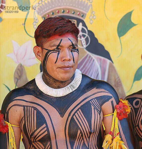 Indigenes Volk  Mann des Urvolkes Mehinako geschmückt mit traditioneller Körperbemalung und Gesichtsbemalung  Brasilien  Südamerika