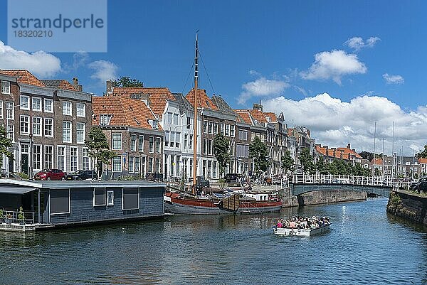 Stadtbild mit Hausboot und traditionellem Plattbodensegler am Bierkaai  Middelburg  Zeeland  Niederlande  Europa