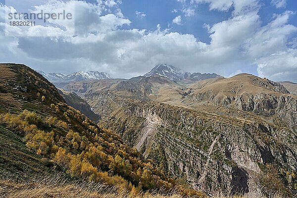 Schlucht im Hochgebirge  hinten der Gipfel des Kasbek  bei Stepanzminda  Stepantsminda  Region Mzcheta-Mtianeti  Großer Kaukasus  Georgien  Asien