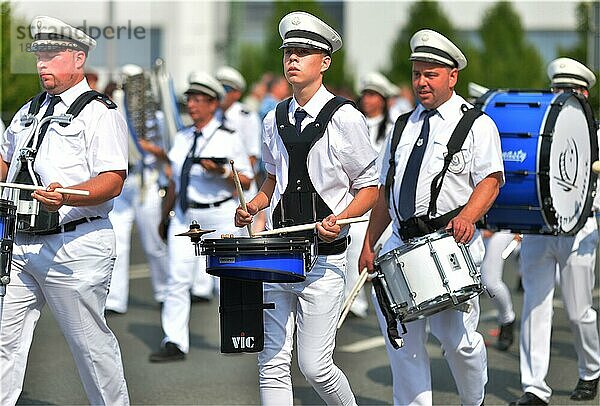 Teilnehmer und Zuschauer beim traditionellen Schuetzenumzug am 09.07.2017 in Iserlohn  Deutschland  Europa