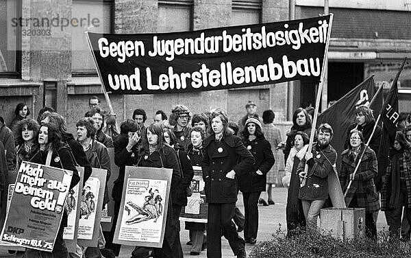 Fuer einen Preisstopp der kommunalen und allgemeinen Preise demonstrierten Anhaenger und Funktionaere der DKP am 18.01.1975 in Solingen  Deutschland  Europa