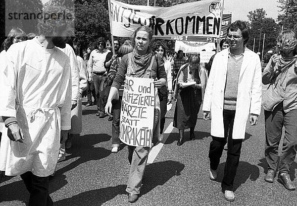 Mehrere tausend Medizinstudenten aus allen Teilen der Bundesrepublik demonstrierten gegen eine Durchfallquote bei der Physikum-Pruefung von 56  2 % am 7.5.1981 in Bonn  Deutschland  Europa