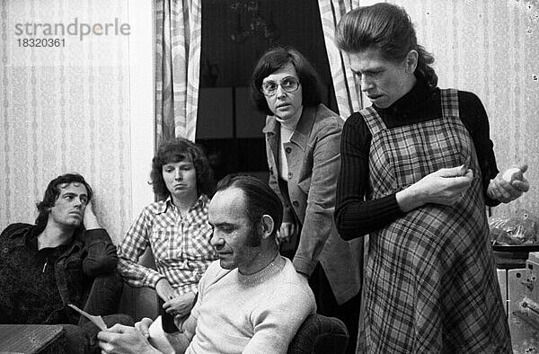 Von der Ausweisung bedroht war 1976 diese kinderreiche Familie in einer Duisburger Zechensiedlung  deren Nachbarn mit ihnen solidarisch waren  am 25.9.1976 in Duisburg  Deutschland  Europa