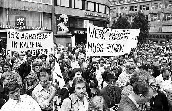 Die Sorge um ihre Arbeitsplaetze brachte die Belegschaften der Demag-Mannesmann zum Protest auf die Strasse am 13.07.1975 in Düsseldorf. Besonderes Kennzeichen des Protestes war die bevorstehende Schließung des Werkes in Kalletal  Deutschland  Europa