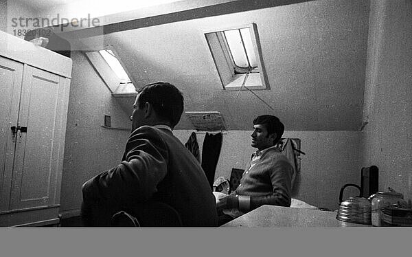 Negative Schlaglichter im Ruhrgebiet in den Jahren 1965 bis 1971. Mierwucher: Miete für Migranten- Bett (teilweise) höher als 3-Zi-Wohnung für Vormieter  Deutschland  Europa