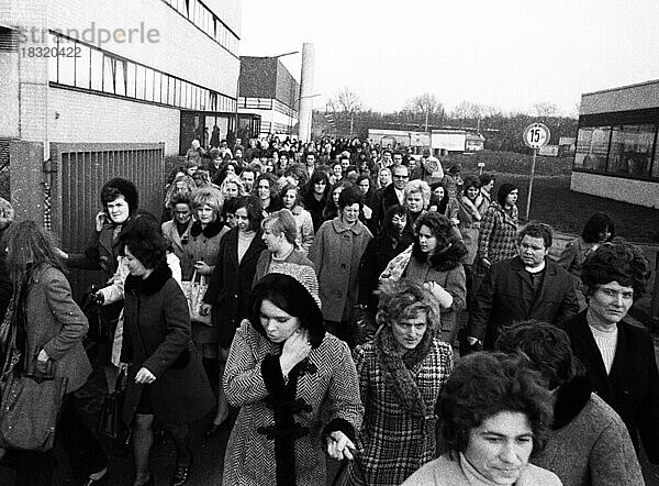 Die Arbeitsplaetze bei Siemens  hier bei einem Schichtwechsel am 26. 1. 1972 in Gladbeck  sind ueberwiegend Frauenarbeitsplaetze  Deutschland  Europa