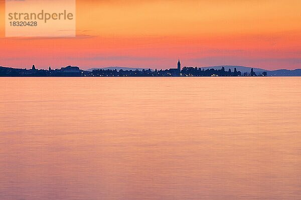 Kirche und Hafen von Romanshorn im Abendlicht  Aussicht von Arbon über den Bodensee