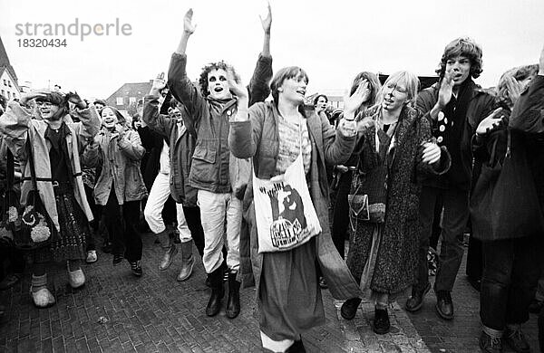 Mehr als 10.000 Kernkraft- und Atomwaffengegner demonstrierten fuer ihre Ziele am 25.10.1980 in Lingen  Deutschland  Europa