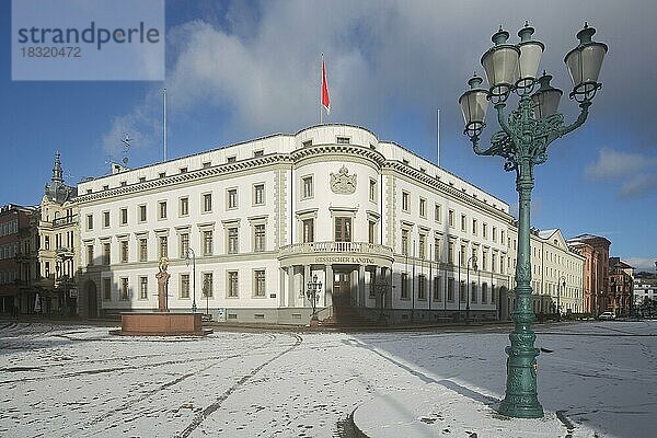 Hessischer Landtag  erbaut 1837-1841  am Schlossplatz  mit Kandelaber im Winter  in Wiesbaden  Hessen  Deutschland  Europa