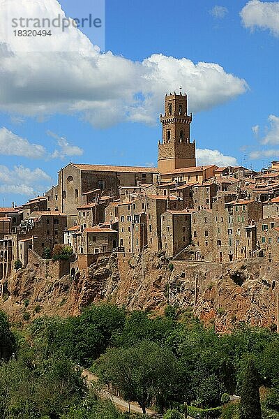 Blick auf die Altstadt von Pitigliano  Toskana  Italien  Europa