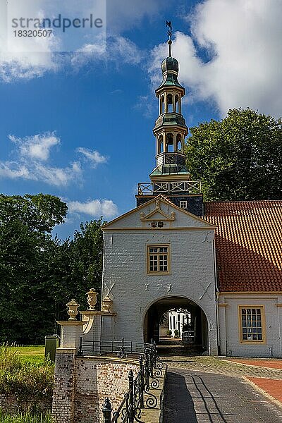 Wasserschloß in der Altstadt Dornum  Ostfriesland  Niedersachsen  Deutschland  Europa