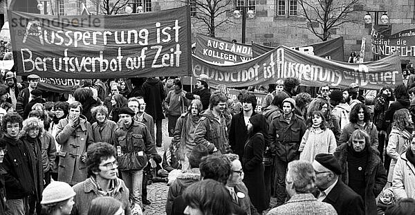 Betroffene des Radikalenerlasses und ihre Freunde demonstrierten gegen Berufsverbote 02.02.1980 in Stuttgart  Deutschland  Europa