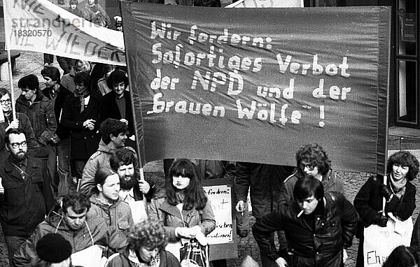 Ein Verbot der tuerkischen rechtsgerichteten Organisation Graue Woelfe und der NPD forderten ueberwiegend tuerkische Demonstranten am 01.03.1980 in Remscheid  Deutschland  Europa