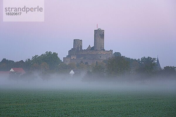 Burg Münzenberg während der blauen Stunde mit Nebelschwaden  Stimmung  Wetterau  Hessen  Deutschland  Europa