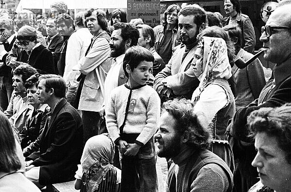 Diskussion  Gesang und Tanz soll Einheimische und Migranten einander naeherbringen- so die Veranstalter der Kemnade- hier im Jahre 1975 am 28.06.1975 in Bochum  Deutschland  Europa