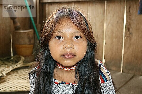 Indigenes Volk  kleines Mädchen des Urvolkes Huni Kuin in seinem Dorf im Amazonas-Regenwald  Acre  Brasilien  Südamerika