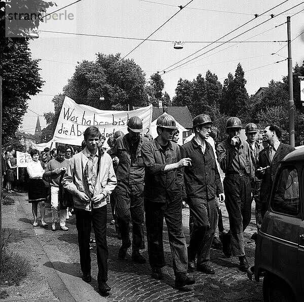 Die Aktivitaeten der Linken  der Friedensbewegung und der Gewerkschaften gegen Verabschiedung der Notstandsgesetze in den Jahren 1965 bis 1971 im Ruhrgebiet und anderen Teilen der Bundesrepublik  Deutschland  Europa