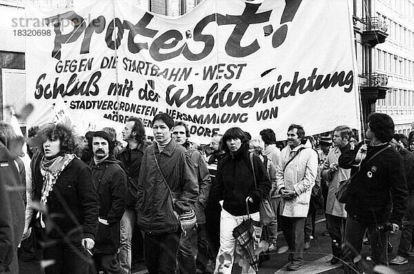 Mehr als 100.000 Menschen aller politischen Ueberzeugungen demonstrierten gegen die beabsichtigte Einrichtung der Startbahn West und gegen Ruestung im November 1981  Deutschland  Europa