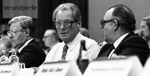 Wahlparteitag der SPD am 09.06.1980 in Essen. Helmut Schmidt  Hans-Juergen Wischnewski  Deutschland  Europa