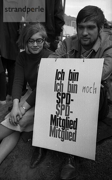 Viele tausend Menschen versammelten sich in Bonn am 11. 5. 1968 zum Marsch auf Bonn um gegen die Notstandsgesetze zu protestieren  Deutschland  Europa