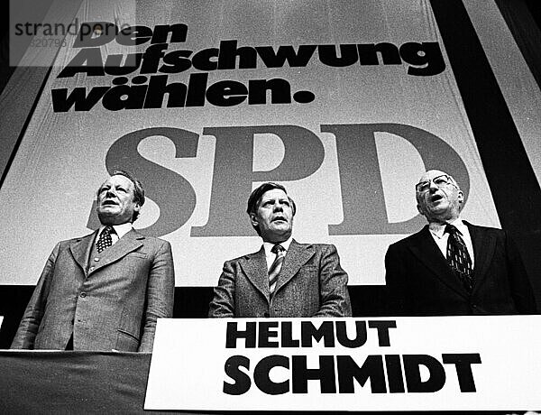 Eine Wahlkundgebung der Sozialdemokratischen Partei Deutschlands (SPD) am 23.4.1975 in der Dortmunder Westfalenhalle.Willy Brandt  Helmut Schmidt  Heinz Kuehn von links  Deutschland  Europa