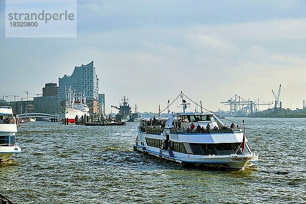 Ausflugsschiff auf dem Fluss Elbe  hinten die Elbphilharmonie  Hamburg  Land Hamburg  Deutschland  Europa