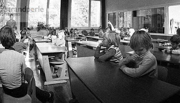 Unter den Schuelern der Grundschule- hier in Dortmund am 1. 10. 1973 im Deutschunterricht- sind viele Schueler deren Eltern Migranten sind  Deutschland  Europa