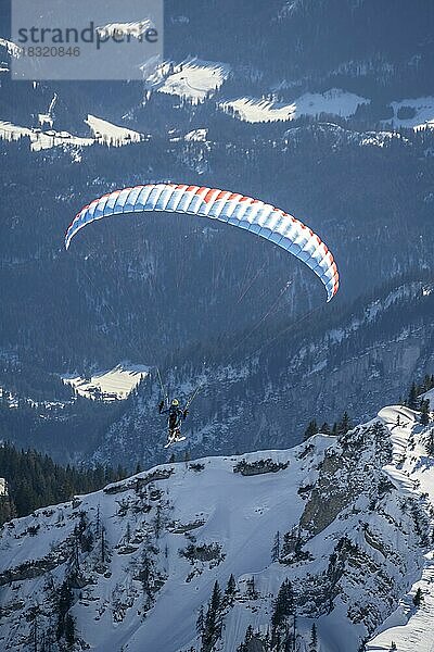 Berge im Winter  Paraglider mit Ski am Sonntagshorn  Chiemgauer Alpen  Bayern  Deutschland  Europa