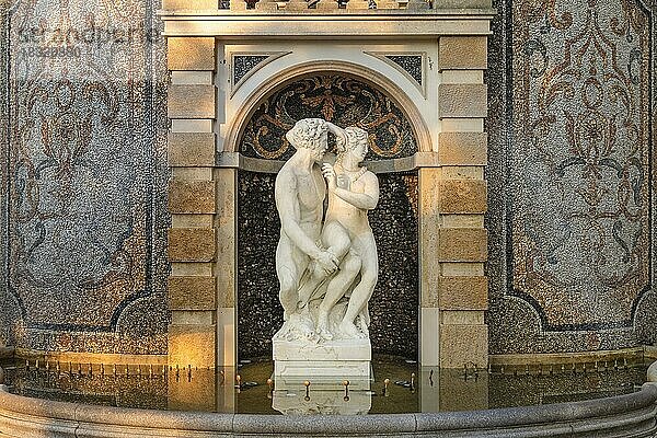Brunnenskulptur im Garten des Grand Hotel Des Iles Borromees  Stresa  Lago Maggiore  Piemont  Italien  Lago Maggiore  Stresa  Piemont  Italien  Europa