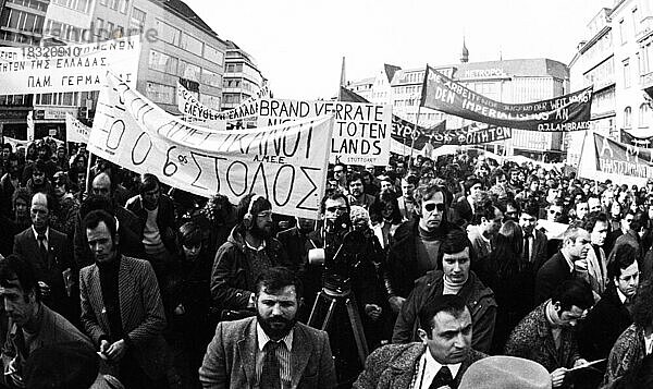 Griechen und Deutsche demonstrierten am 10. 3. 1973 in Bonn gegen die griechische Militaerjunta und fuer Freiheit in Griechenland  Deutschland  Europa