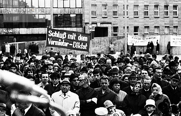 Mehrere tausend Mieter forderten  wie hier in Düsseldorf bei einer Kundgebung am 3. 10. 1969  einen Mietstop von den Vermietern  Deutschland  Europa