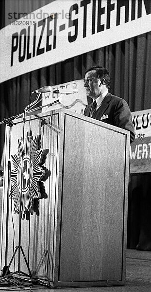 Der Protest der Polizei  hier im Jahre 1969 bei einer Kundgebung in der Halle und anschließender Demonstration in Bochum  zielte auf eine bessere Besoldung  Deutschland  Europa