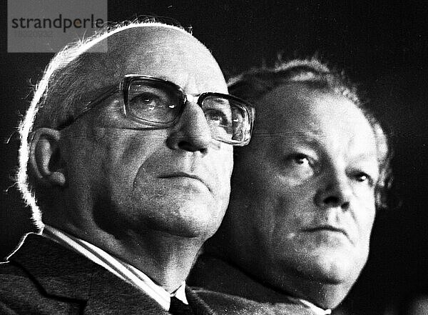 Die Arbeitnehmerkonferenz am 19. 10. 1973 in Duisburg setze sich mit prominenten SPD-Politikern und Gewerkschaftern fuer soziale Demokratie ein. Heinz Kuehn  Willy Brandt v. l  Deutschland  Europa
