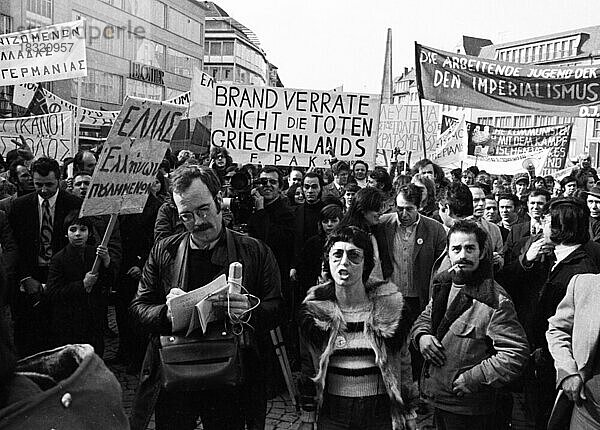 Griechen und Deutsche demonstrierten am 10. 3. 1973 in Bonn gegen die griechische Militaerjunta und fuer Freiheit in Griechenland  Deutschland  Europa