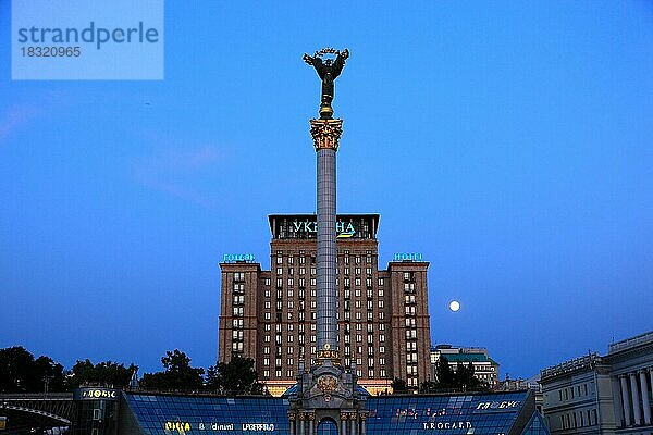 Unabhängigkeitsdenkmal der Ukraine auf dem Majdan Nesaleschnosti und das Hotel Ukrajina  Kiew  Ukraine  Europa