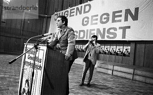 Der Kongress Jugend gegen Kriegsdienst  hier am 16. 5. 1970 in der Gruga in Essen. Soldat 70 N. N. am Rednerpult  Deutschland  Europa