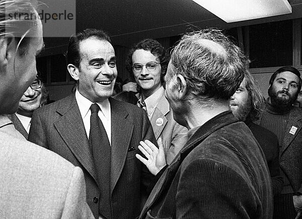 Der Besuch des KP-Chefs Georges Marchais der französischen bei den deutschen Kommunisten der DKP am 20. 10. 1973 in Essen. Geoges Marchais mit DKP-Mitgliedern in der Diskussion  Deutschland  Europa