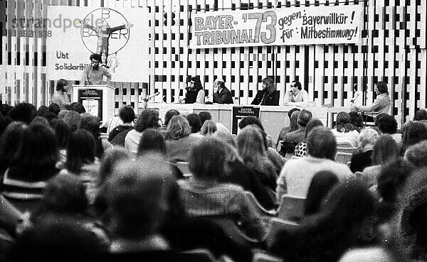 Die Foerderung der Mitbestimmung beim Bayerkonzern war das Ziel dieser Veranstaltung Gewerkschafter und Linker am 8. 12. 1973 in Leverkusen  Deutschland  Europa