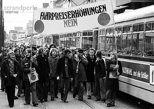 Gegen Fahrpreiserhoehungen bei Bahn und Bus wandten sich Demonstrationen vom 1.-5.4.1975 im Zentrum von Hannover  die unter dem Stichwort Roter Punkt traditionell wurden  Deutschland  Europa