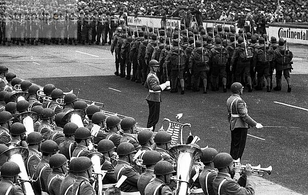 Parade der Bundeswehr zum 20. Jahrestag der Gruendung der Nato im April 1969 am Flughafen Dortmund  Deutschland  Europa