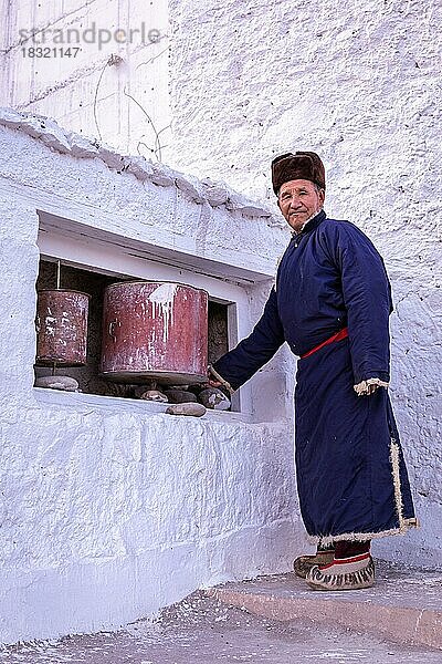 Älterer Mann in traditioneller ladakhischer Kleidung  Spituk-Kloster (Gompa)  Bezirk Leh  Ladakh  Indien  Asien