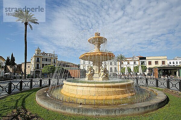 Zierbrunnen mit Figuren und Wasserspiele am Plaza de Espana in Merida  Extremadura  Spanien  Europa