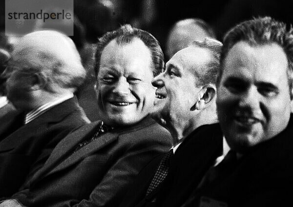 Die Arbeitnehmerkonferenz am 19. 10. 1973 in Duisburg setze sich mit prominenten SPD-Politikern und Gewerkschaftern fuer soziale Demokratie ein. Heinz Kuehn  Willy Brandt  Heinz-Oskar Vetter  Heinz Kluncker v. l  Deutschland  Europa
